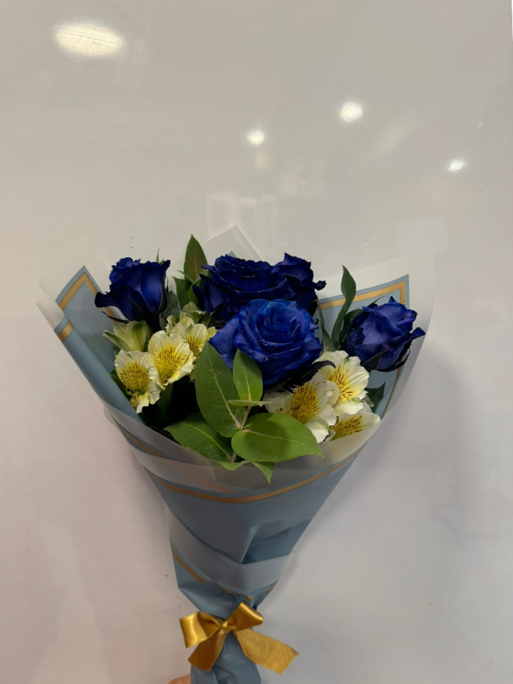 Producto: Precios entre S/50 a S/100 / código: Ramo rosas azules